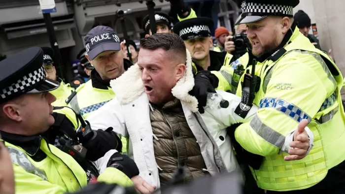 İngiltere'de aşırı sağcı Tommy Robinson gözaltına alındı